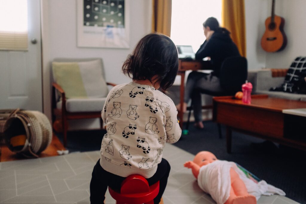 Mulher trancada no quarto com a filha.
Atualmente, trancados em casa, nos resta o que não tínhamos, ou seja, o tempo.