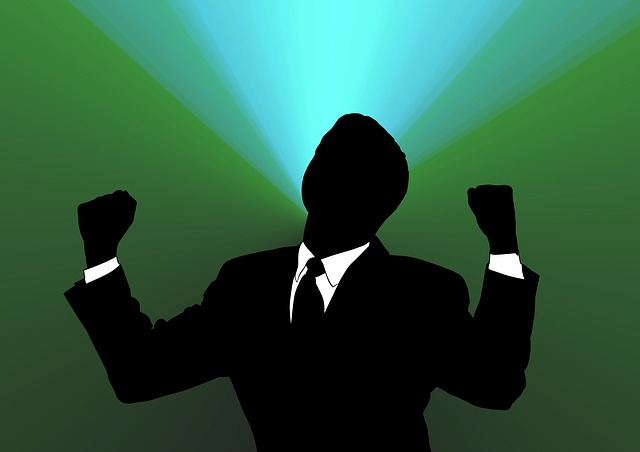 homem comemorando de braços abertos a superação na vida.