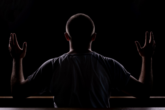 Homem agradecendo de braços abertos pelas mudanças.
Acreditar nas Mudanças para evoluir na vida