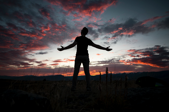 Homem de braços abertos agradecendo ao por do sol
Se você tem Família e Amigos, já é um passo para viver melhor.