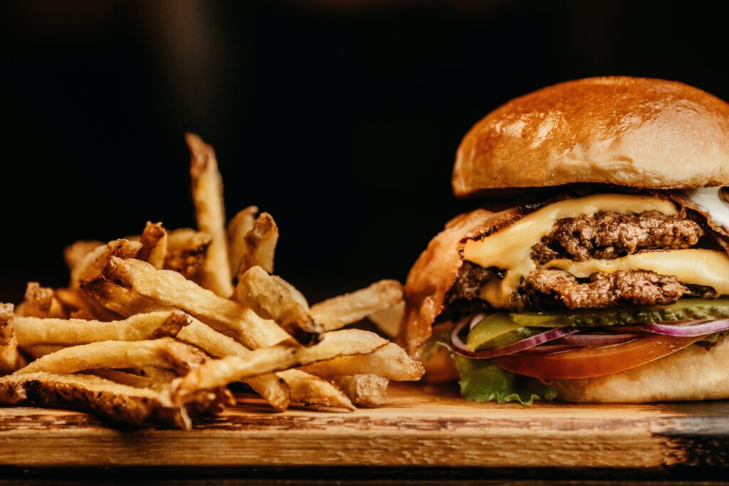 Um lanche de hambúrguer grande e batatas fritas.
Até na alimentação você deve ser seletiva, fast food devem ser evitados.